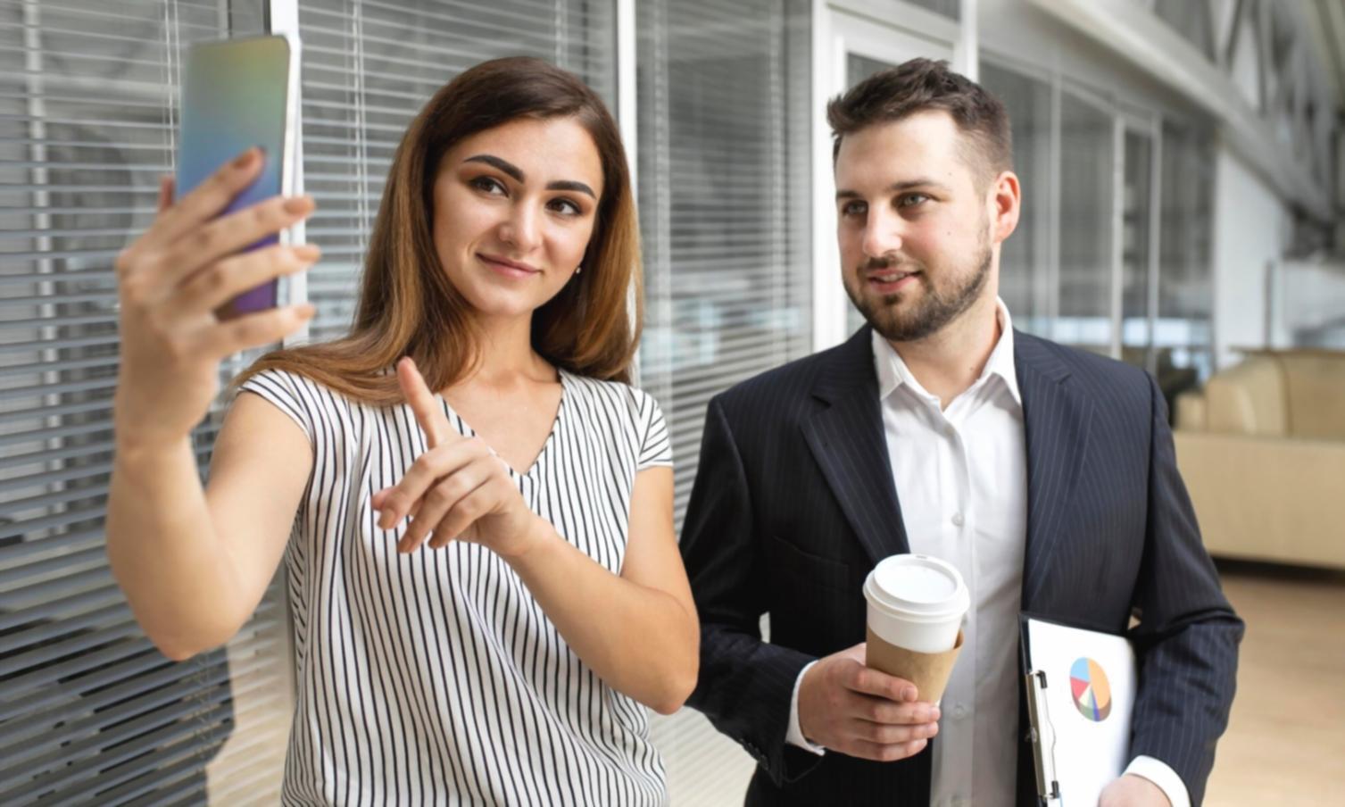 Finanzplanung Workspace mit Dokumenten und Laptop