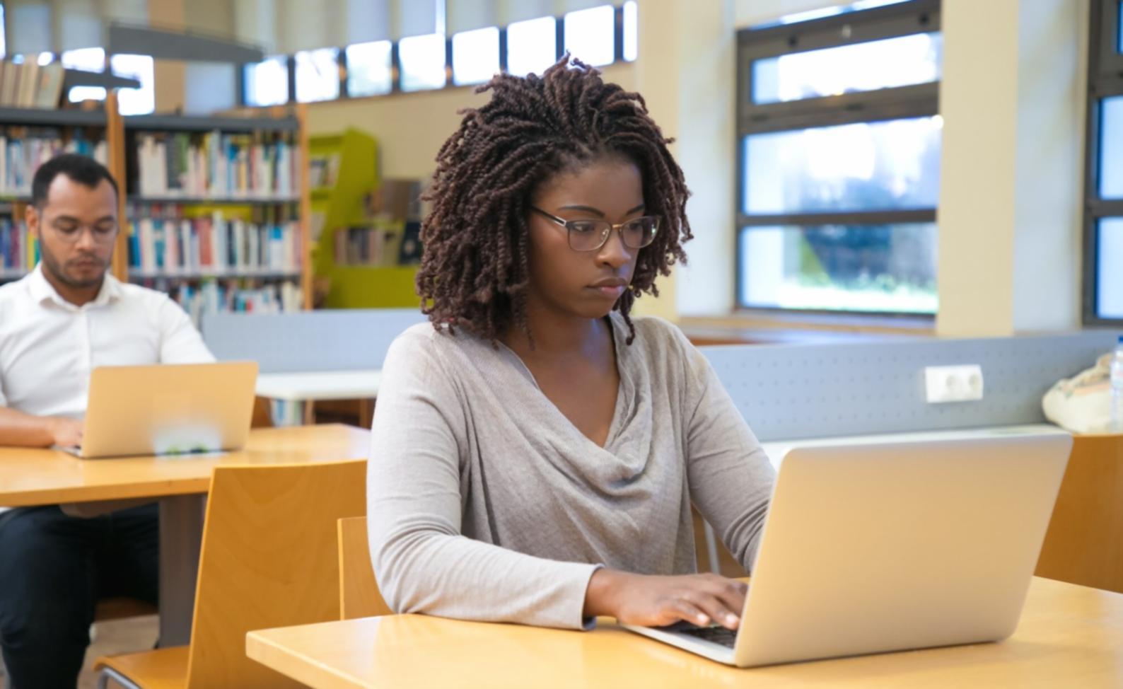 Finanzplanung Arbeitsbereich mit Dokumenten und Stiften