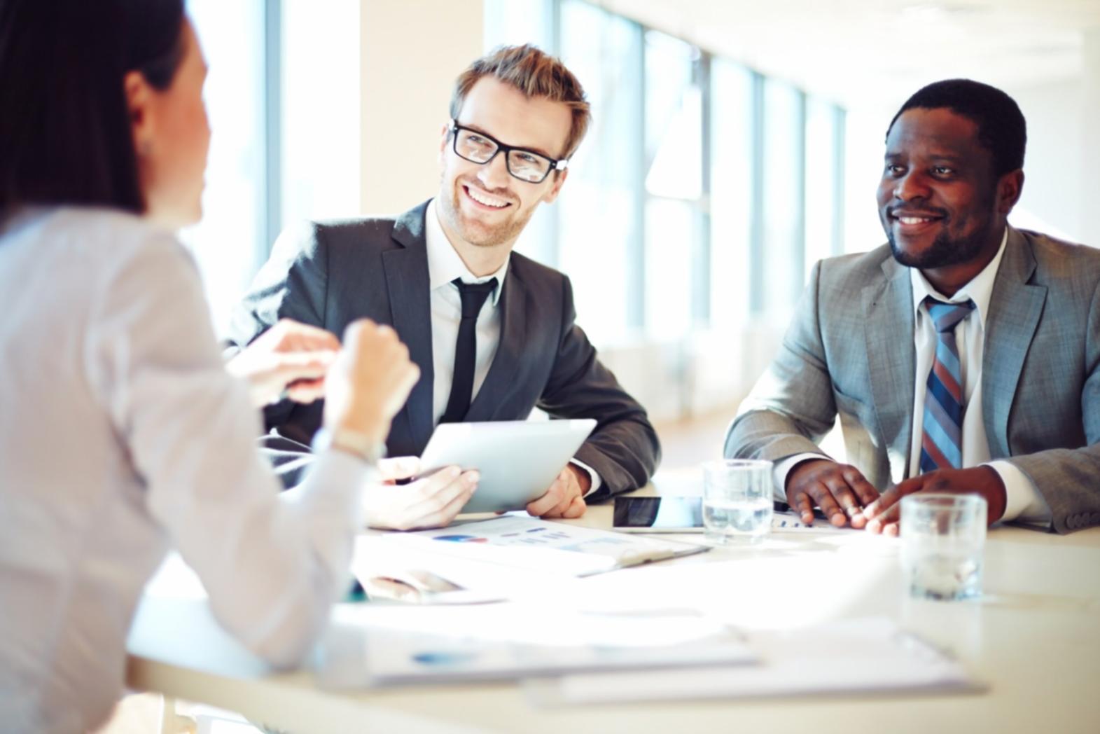 Budgetkalender mit monatlichen Einträgen und Notizen