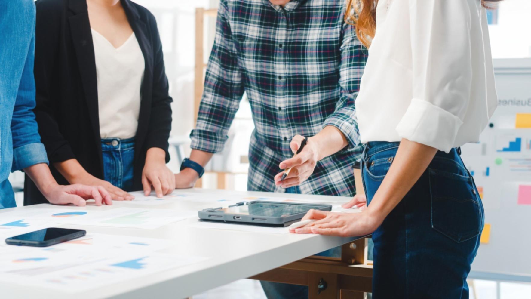 Finanzplanung Arbeitsbereich mit Dokumenten und Kalender